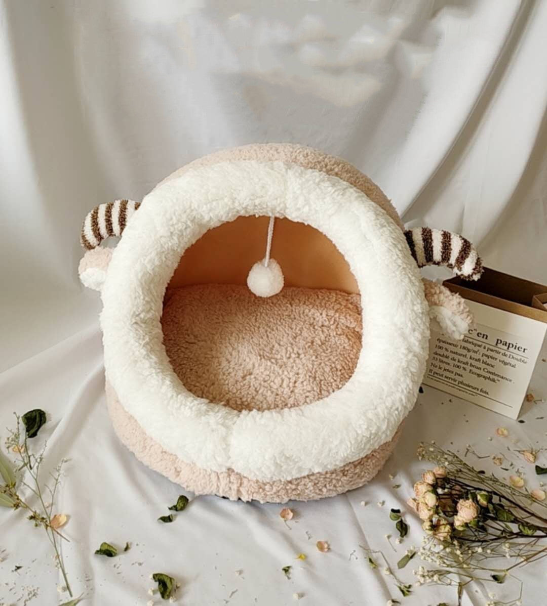 Winter Plush Cat House — size and detail chart